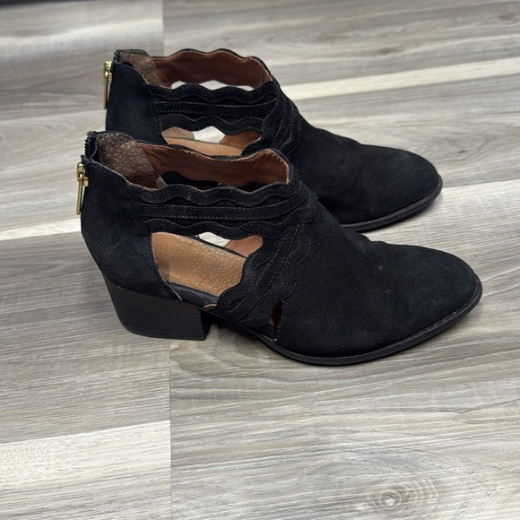 Seyohelles black healed booties size 6.5 - Picture 3 of 8